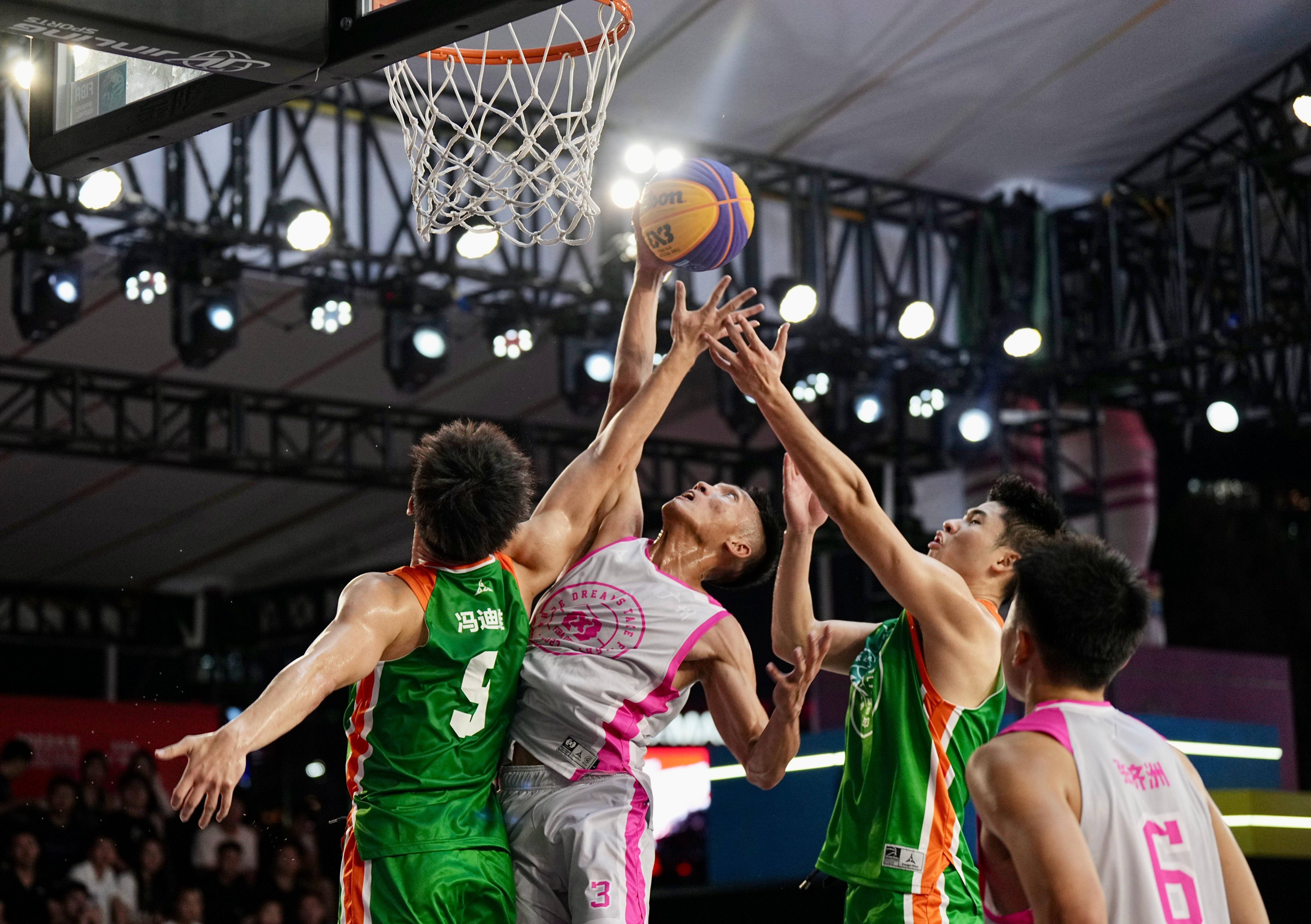 乐动体育官方网站-竞技激烈的篮球比赛让观众们热血沸腾的简单介绍